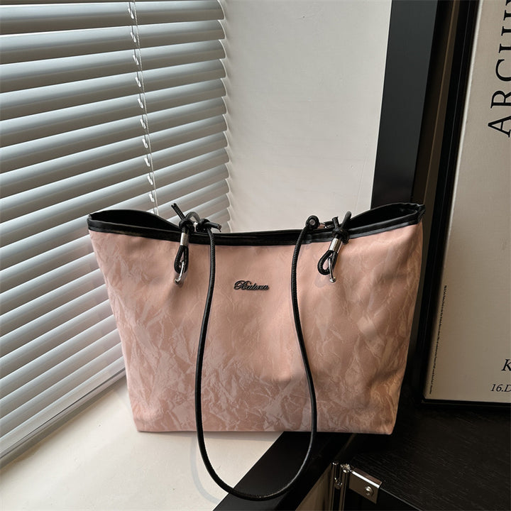 Damen modische Tragetasche mit gefaltetem Obermaterial und verspieltem Anhänger Nord Taschen
