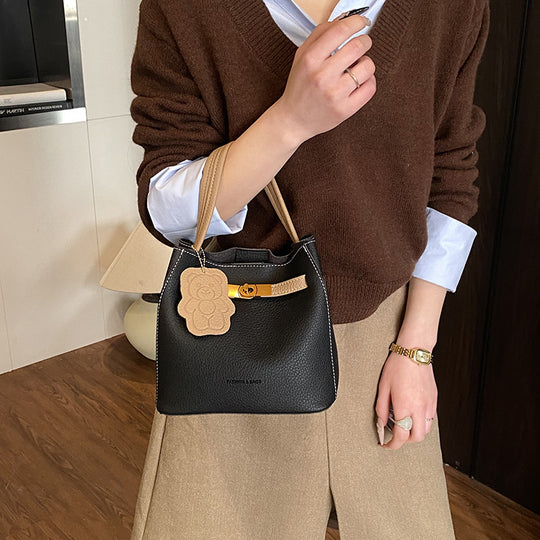 Damen Hobo-Tasche aus hochwertigem Kunstleder mit verspieltem Bärenanhänger Nord Taschen