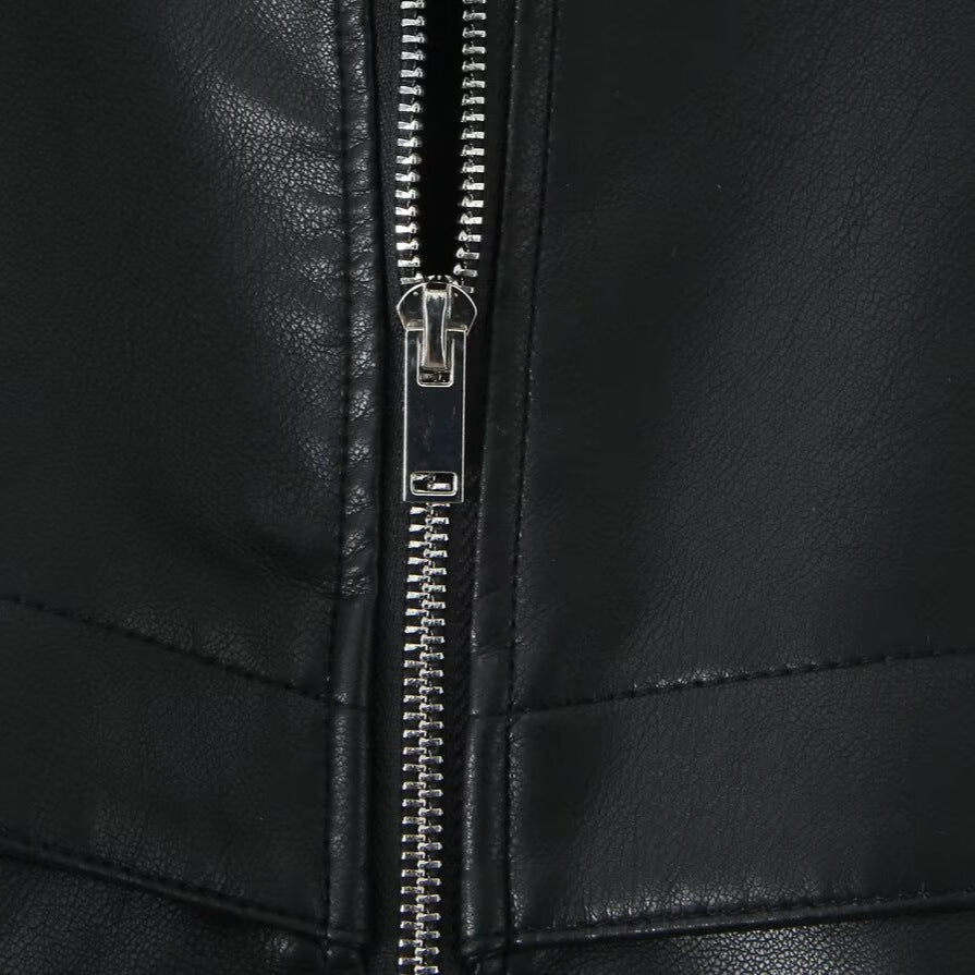 Damen Cropped Jacke im futuristischen Biker-Look aus veganer Lederoptik mit hohem Stehkragen und elastischem Saum Nord Taschen