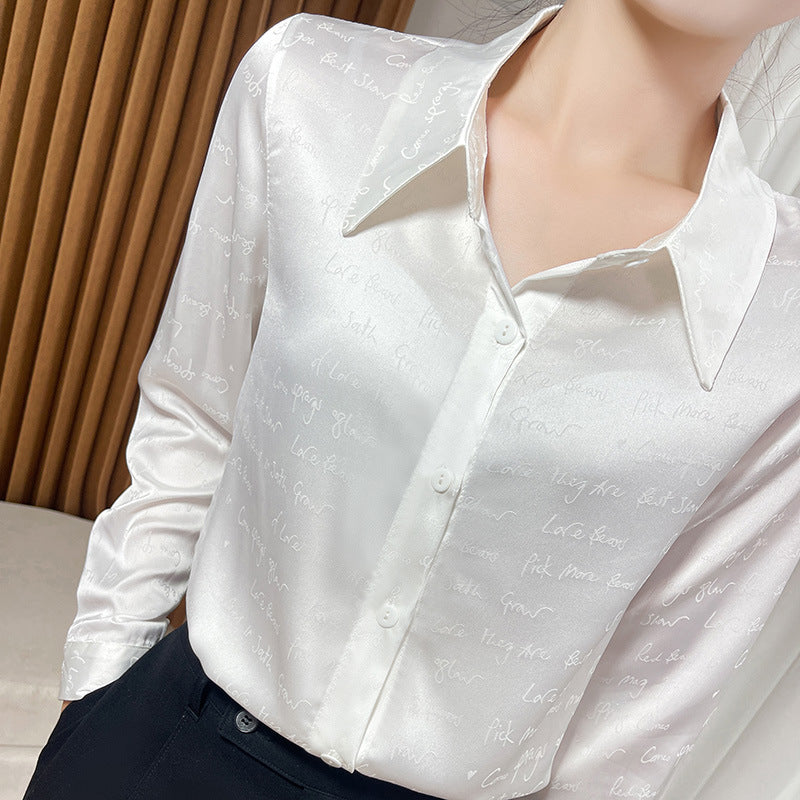 Damen Satinbluse mit zarter Jacquard‑Schrift, spitzem Hemdkragen und durchgehendem Knopfverschluss Nord Taschen
