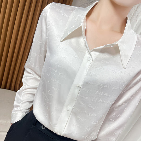 Damen Satinbluse mit zarter Jacquard‑Schrift, spitzem Hemdkragen und durchgehendem Knopfverschluss Nord Taschen
