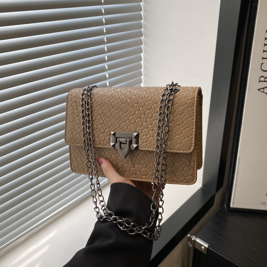 Damen Umhängetasche mit geflochtenem Design und dekorativem Kettenriemen Nord Taschen
