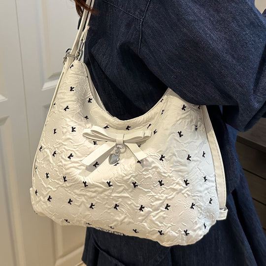 Damen Hobo-Tasche mit eleganter Struktur und charmanten Dekorelementen Nord Taschen