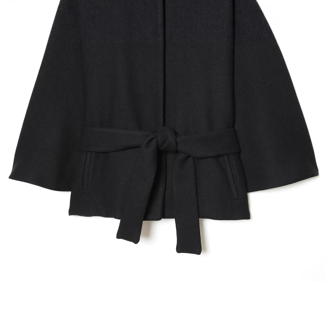 Damen Kurzes Cape‑Mantel mit Stehkragen, Taillengürtel und Zierknöpfen Nord Taschen