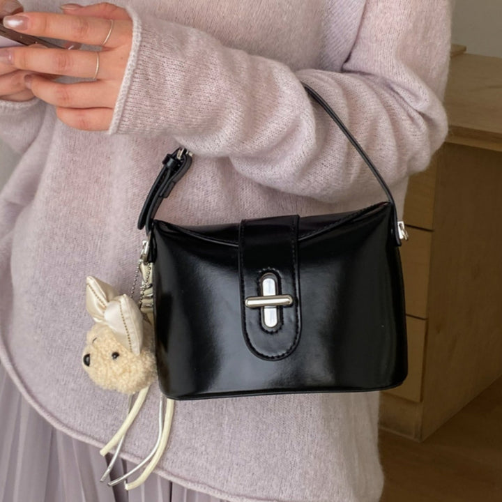 Damen Handtasche im modernen minimalistischen Design mit abnehmbarem Plüschanhänger Nord Taschen