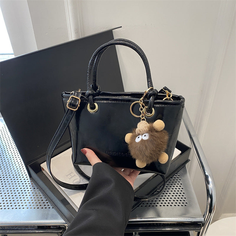 Damen modische Handtasche mit charmantem Anhänger und hochwertiger Verarbeitung Nord Taschen