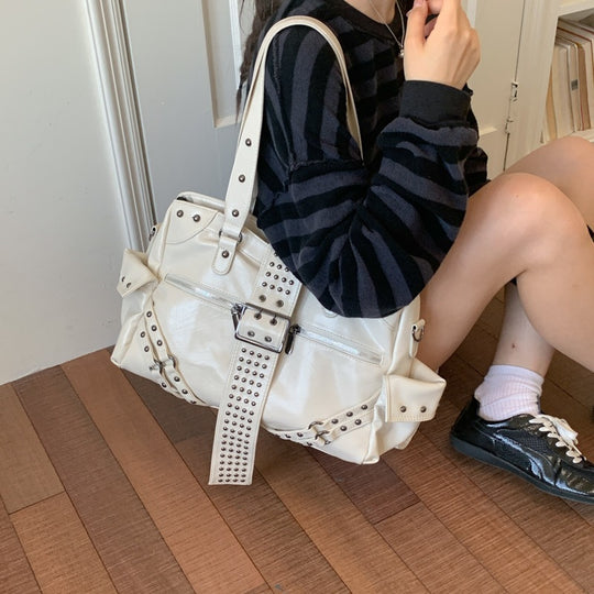 Damen Schultertasche im angesagten Rock-Stil mit dekorativen Nieten Nord Taschen