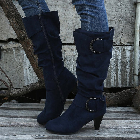 Damen Slouch‑Stiefel mit konischem Absatz, spitzer Leiste und Zierschnallen Nord Taschen