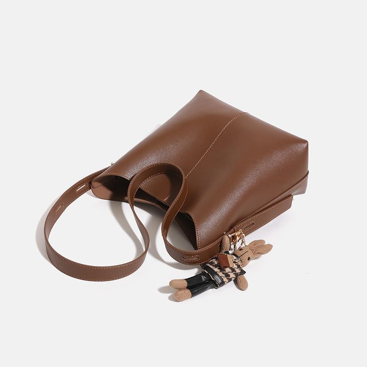 Damen Hobo-Tasche mit modernem Design und verspieltem Anhänger Nord Taschen