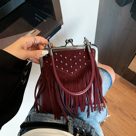 Damen modische Umhängetasche mit fransigen Details und Nieten Nord Taschen