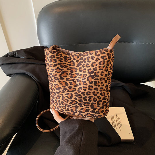 Damen Schultertasche aus weichem Wildleder mit minimalistischer Form Nord Taschen