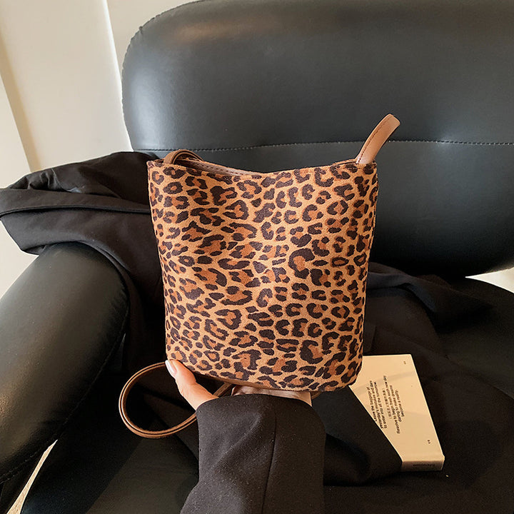 Damen Schultertasche aus weichem Wildleder mit minimalistischer Form Nord Taschen