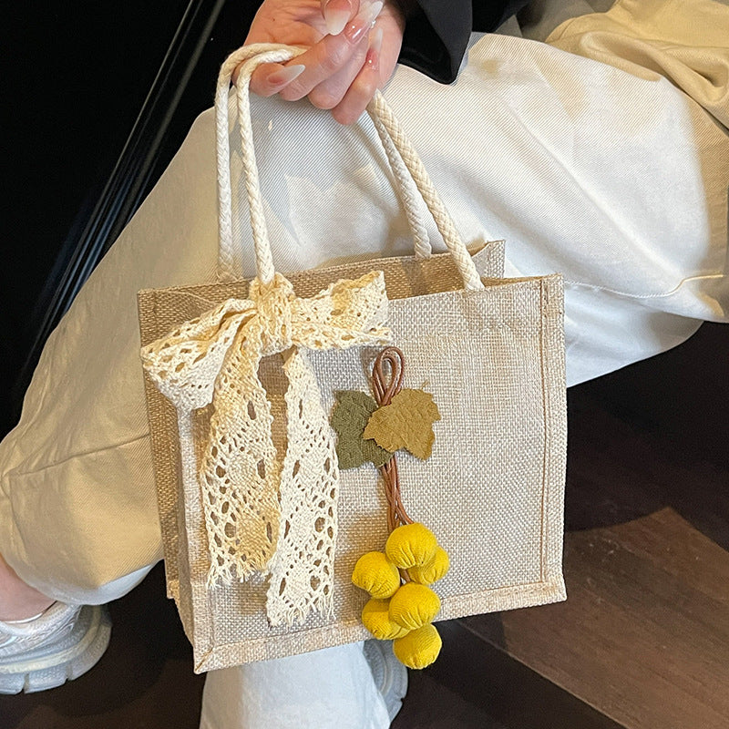 Damen Tragetasche mit floralem Häkelmuster und verspieltem Dekoband Nord Taschen