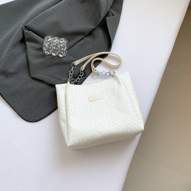 Damen modische Umhängetasche mit geflochtenem Design und eleganten Kettenakzenten Nord Taschen