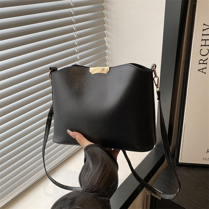 Damen klassische Umhängetasche mit elegantem Metallverschluss Nord Taschen
