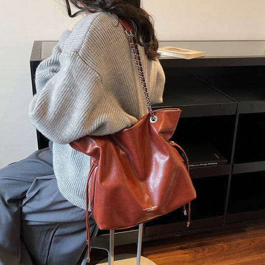 Damen Hobo-Tasche aus hochwertigem Kunstleder mit dekorativem Kettenakzent Nord Taschen