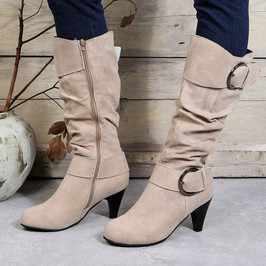 Damen Slouch‑Stiefel mit konischem Absatz, spitzer Leiste und Zierschnallen Nord Taschen