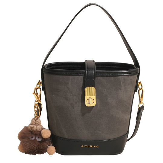 Damen Handtasche im urbanen Stil mit abnehmbarem Schlüsselanhänger Nord Taschen