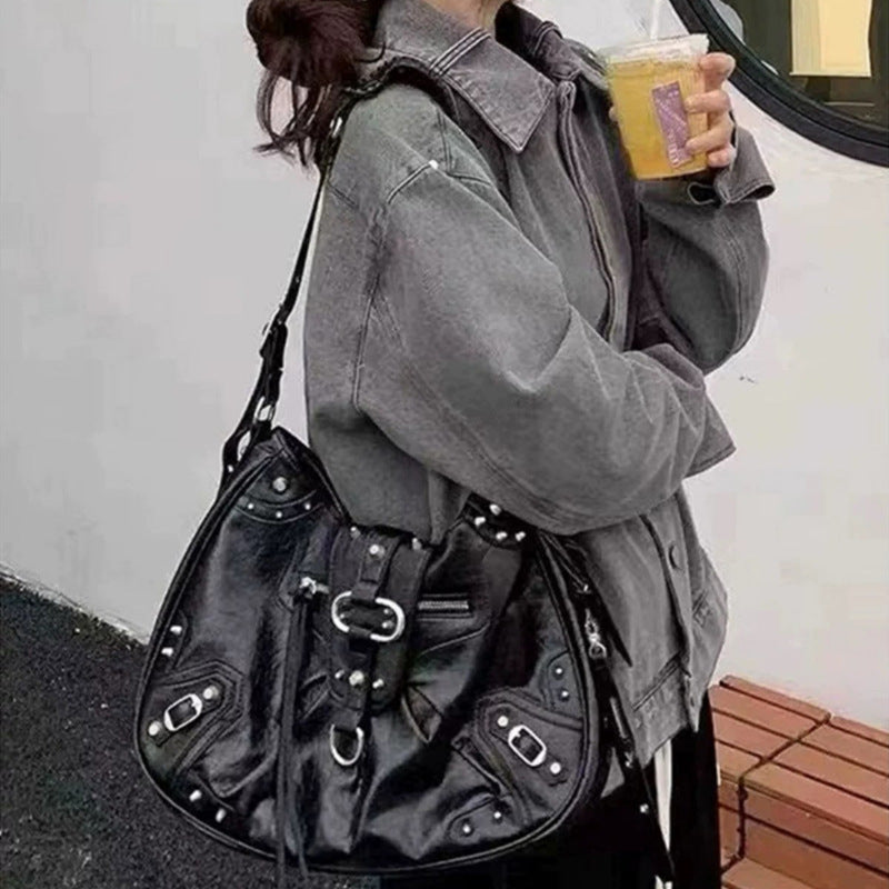 Damen Hobo-Tasche mit dekorativen Nieten und bequemen Trageoptionen Nord Taschen