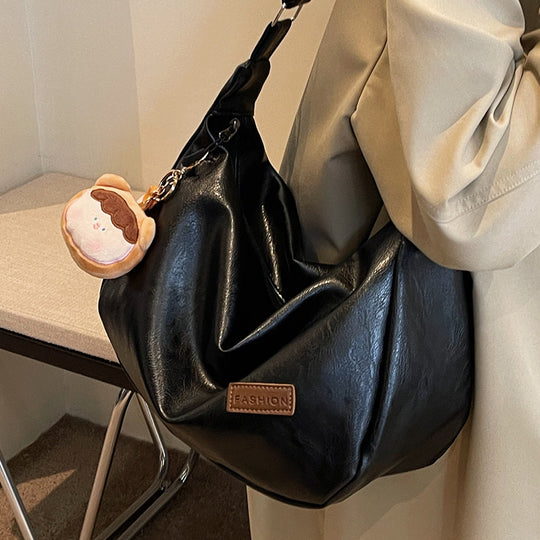 Damen Hobo-Tasche mit charmantem Plüschanhänger und weichem Kunstleder Nord Taschen