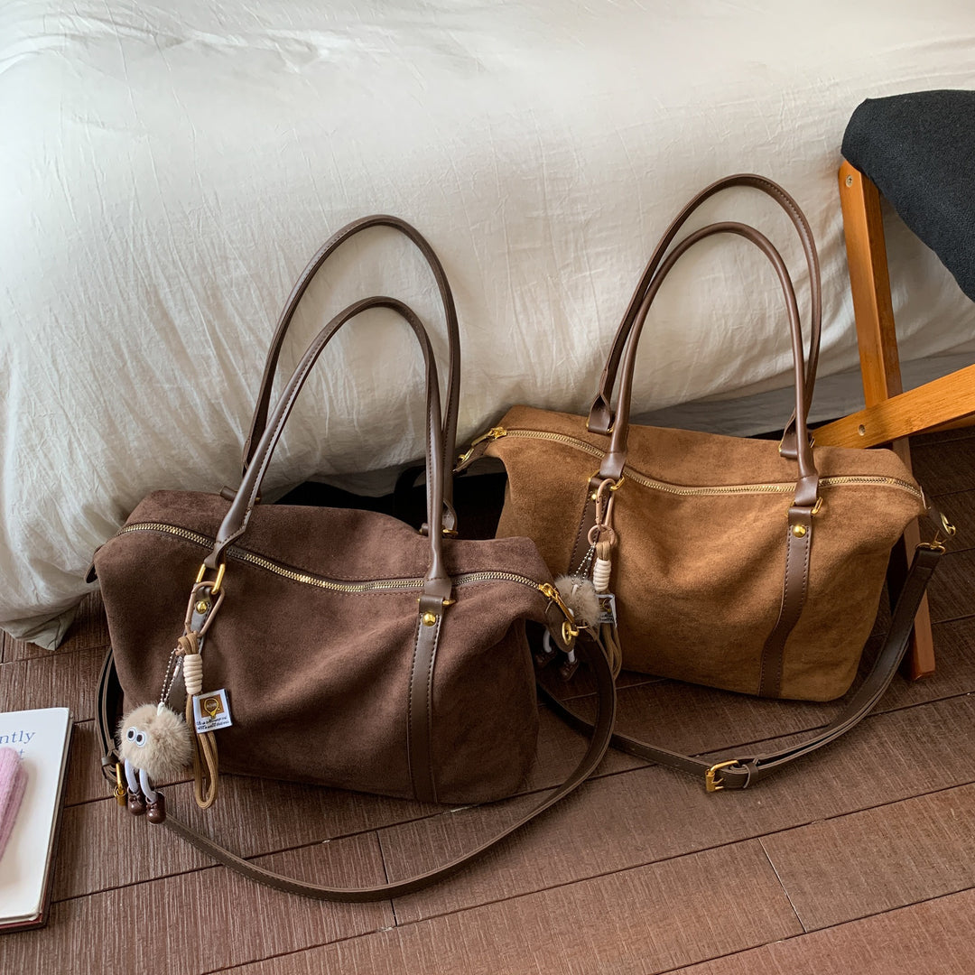 Damen Hobo-Tasche aus weichem Veloursleder mit verspieltem Anhänger Nord Taschen