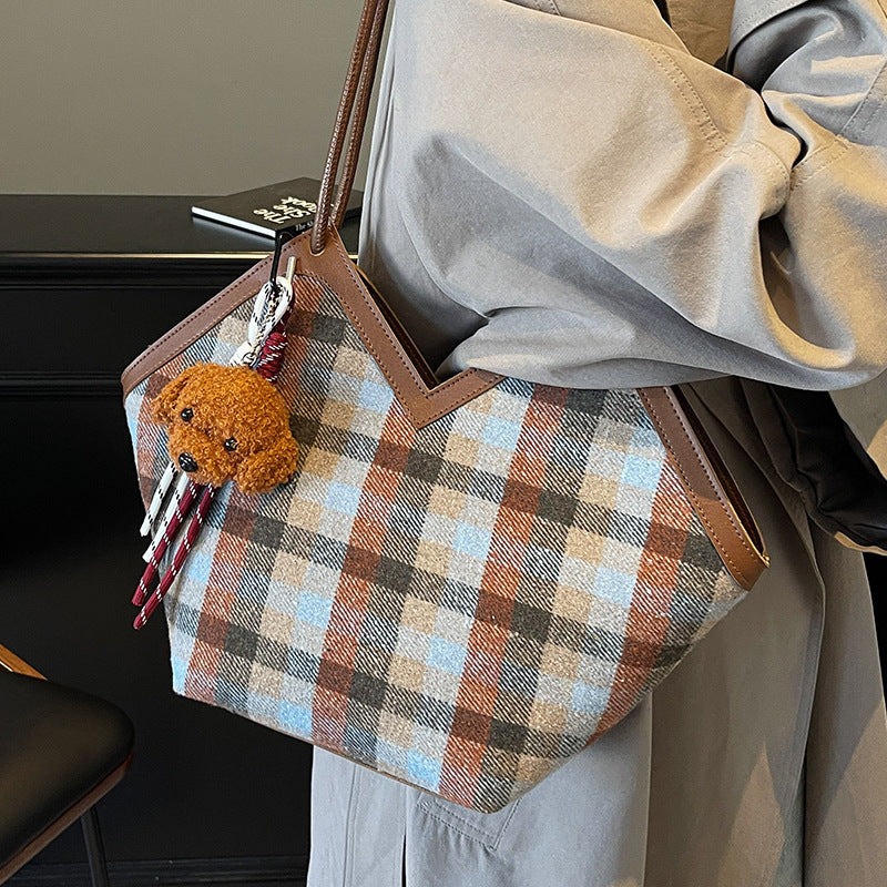 Damen Tragetasche mit lässigem Karo-Design und verspieltem Anhänger Nord Taschen
