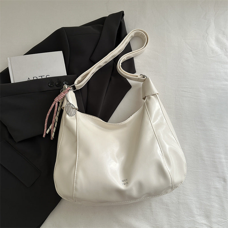 Damen Hobo-Handtasche mit glänzender Oberfläche und dekorativem Anhänger Nord Taschen