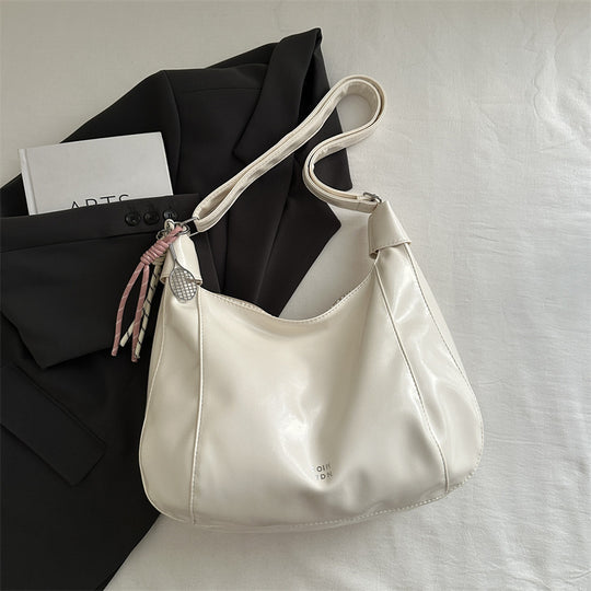 Damen Hobo-Handtasche mit glänzender Oberfläche und dekorativem Anhänger Nord Taschen