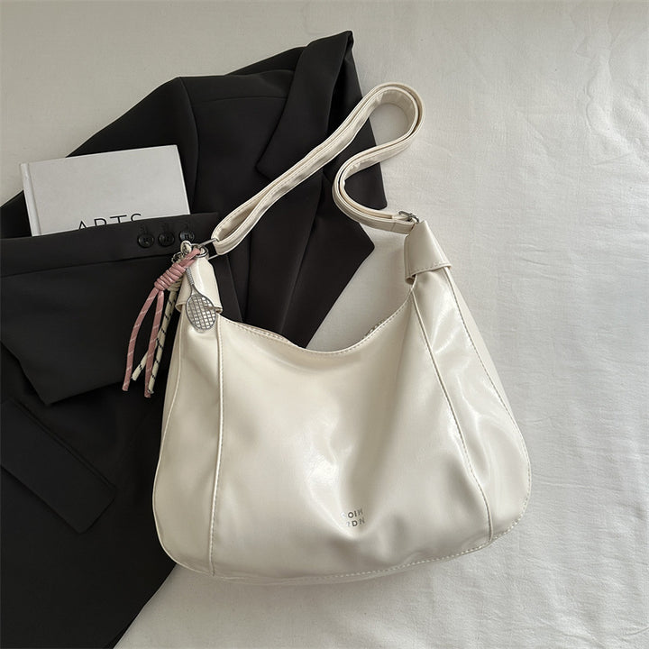 Damen Hobo-Handtasche mit glänzender Oberfläche und dekorativem Anhänger Nord Taschen