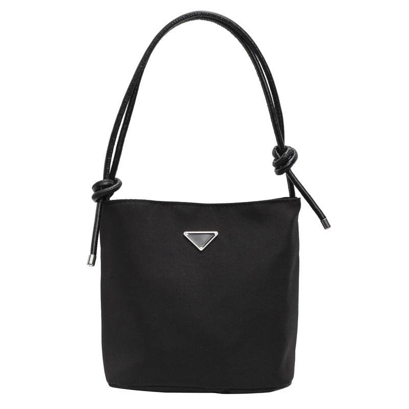Damen Umhängetasche aus wasserabweisendem Material mit minimalistischer Form Nord Taschen