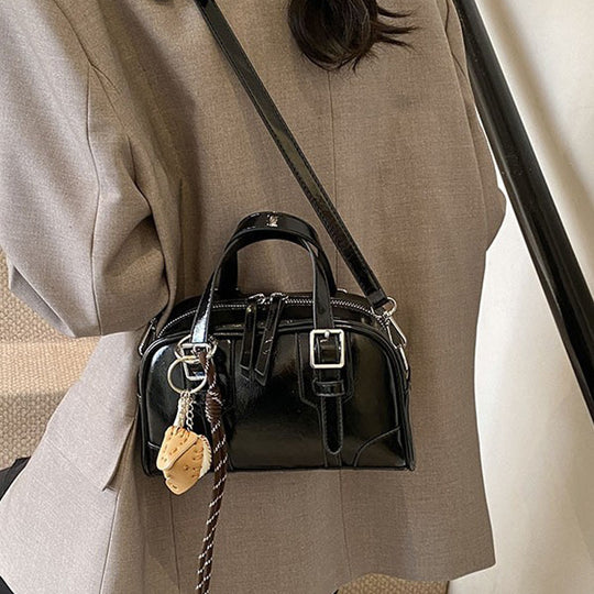 Damen Handtasche mit eleganten Schnallen und hochwertigem glänzendem Kunstleder Nord Taschen