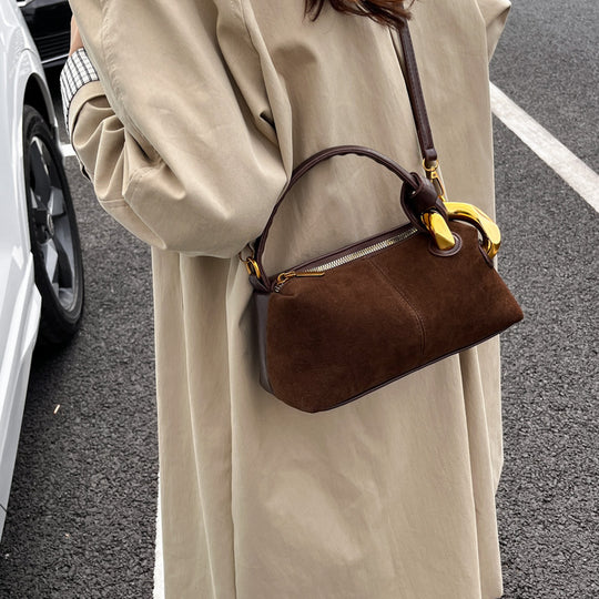Damen Hobo-Tasche aus hochwertigem Wildleder mit edlem Kettenakzent Nord Taschen