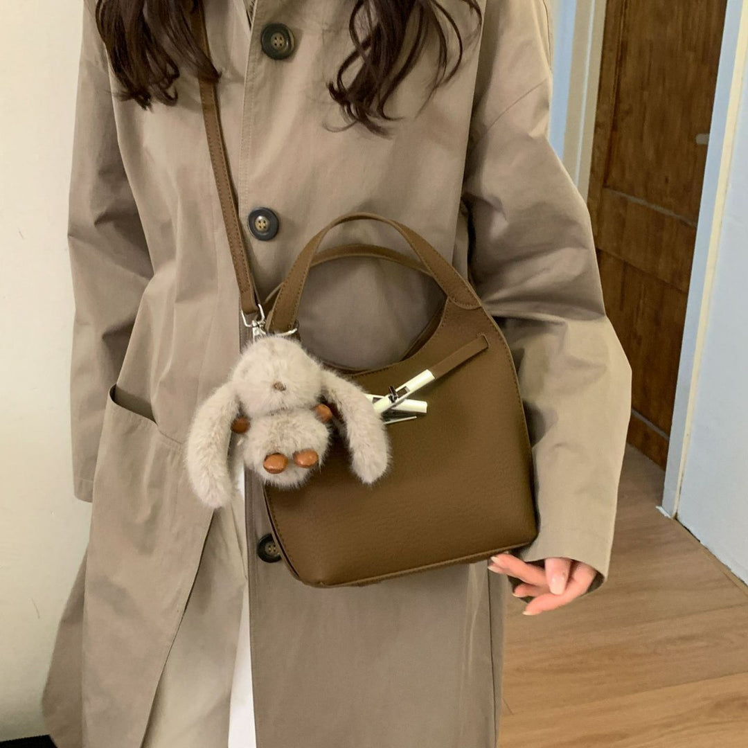 Damen-Handtasche im modernen Hobo-Stil mit charmantem Plüschanhänger Nord Taschen