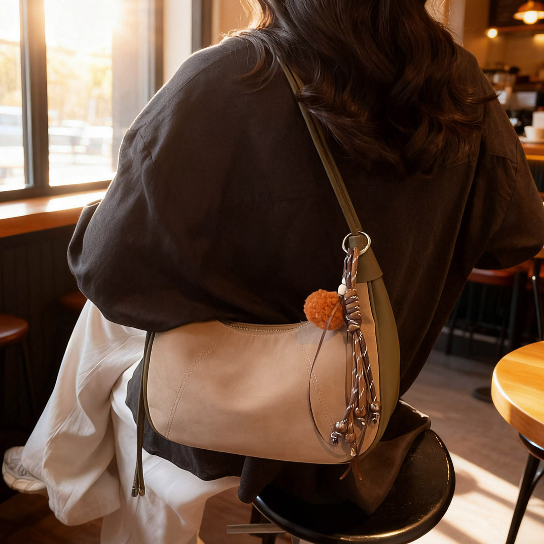 Damen modische Hobo-Tasche mit strukturierter Oberfläche und charmantem Anhänger Nord Taschen