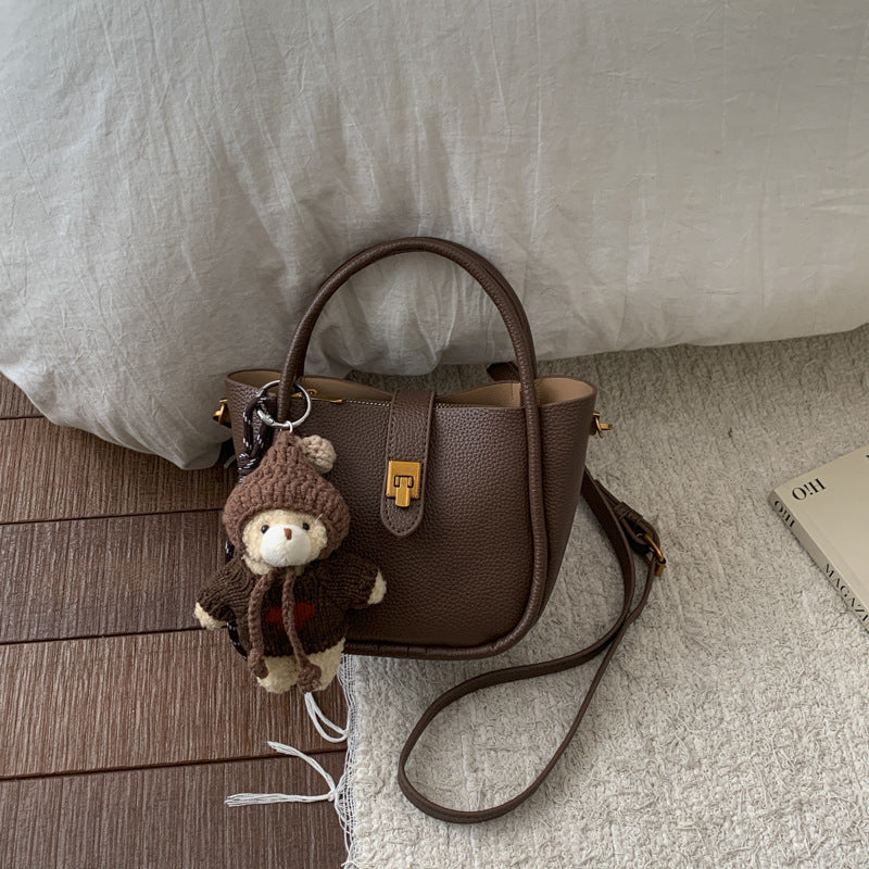 Damen Umhängetasche mit charmantem Kuscheltieranhänger Nord Taschen