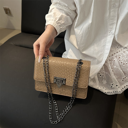 Damen Umhängetasche mit geflochtenem Design und dekorativem Kettenriemen Nord Taschen