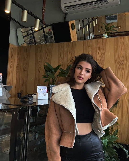 Damen Kurze Lammfellimitat-Bikerjacke mit Oversize-Kragen und asymmetrischem Reißverschluss Nord Taschen
