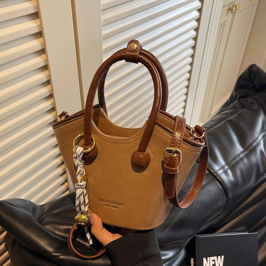 Damen Handtasche im modernen Design mit abnehmbarem Schlüsselanhänger | Nord Taschen