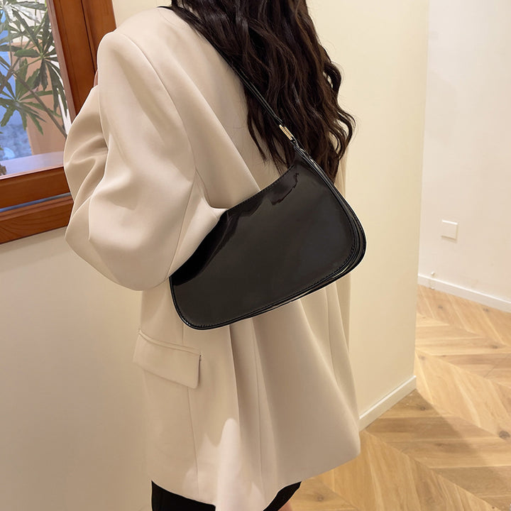 Damen Umhängetasche aus glänzendem Material mit elegantem Design Nord Taschen