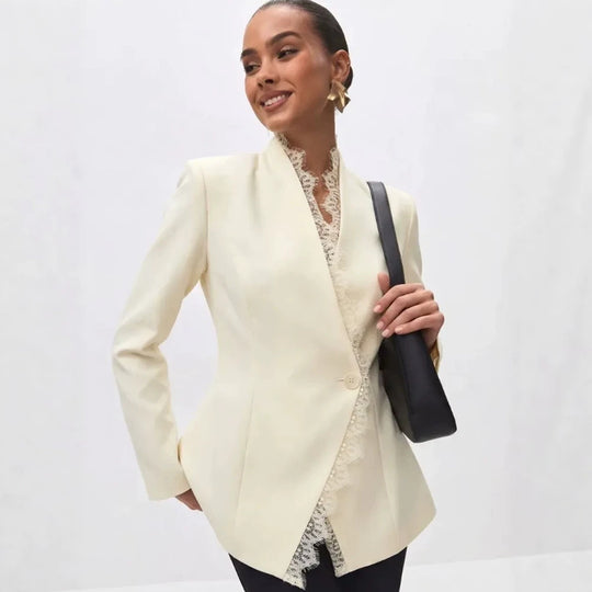 Damen Taillierter Blazer mit Spitzenbesatz und Zierknopf Nord Taschen