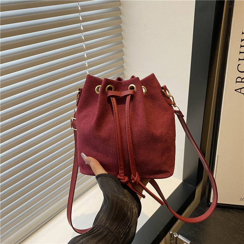 Damen Hobo-Tasche aus weichem Wildleder mit verstellbarem Kordelzug Nord Taschen