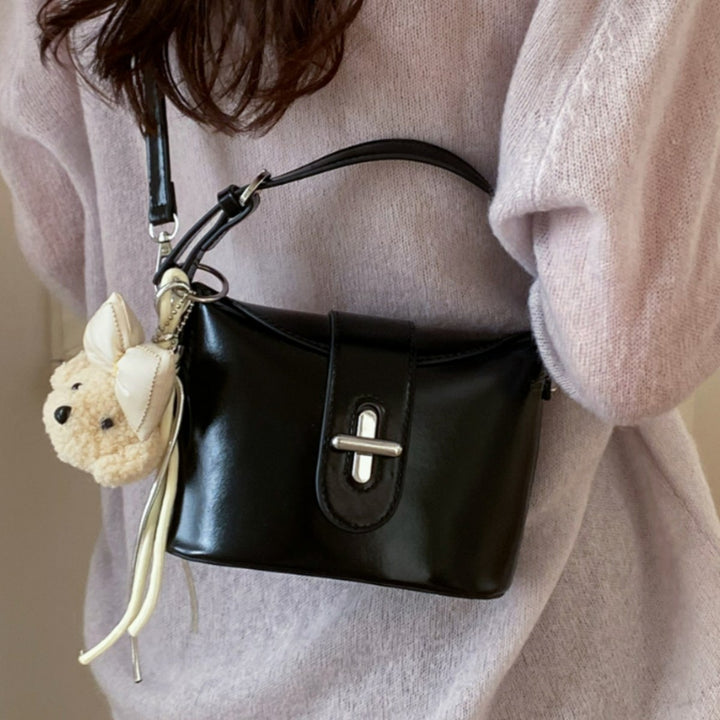 Damen Handtasche im modernen minimalistischen Design mit abnehmbarem Plüschanhänger Nord Taschen