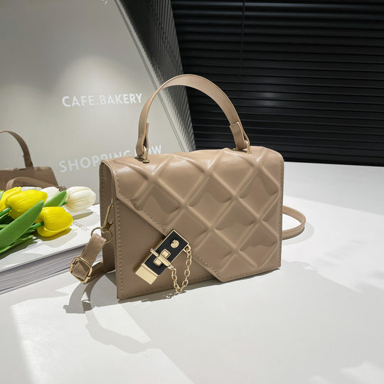 Damen Handtasche im modernen Steppmuster mit eleganter Kettenverzierung Nord Taschen