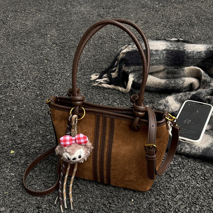 Damen Handtasche aus weichem Wildleder mit charmantem Anhänger Nord Taschen
