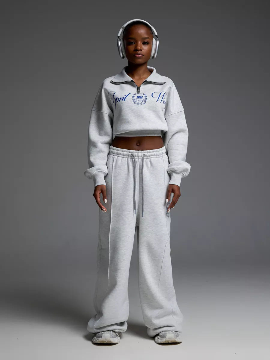 Damen gekürztes Halfzip-Sweatshirt mit Collegestickerei und weit geschnittene High‑Waist Lounge-Jogginghose Nord Taschen