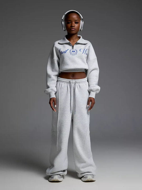 Damen gekürztes Halfzip-Sweatshirt mit Collegestickerei und weit geschnittene High‑Waist Lounge-Jogginghose Nord Taschen