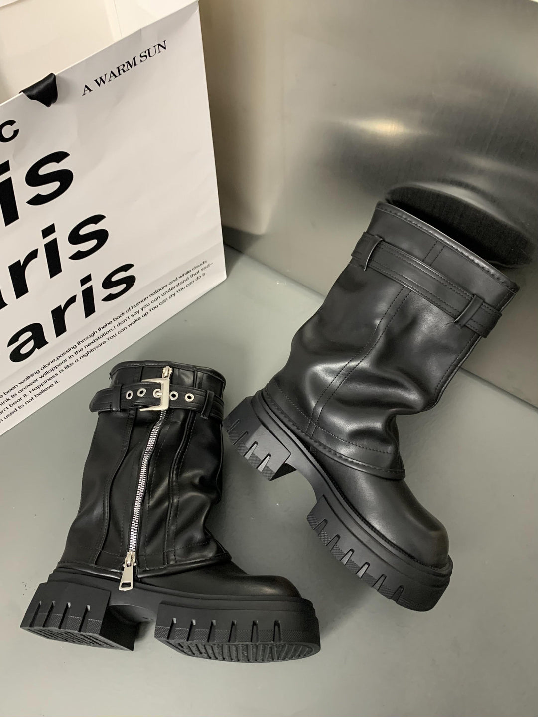 Damen Halbhohe Biker-Stiefel mit Reißverschluss, Schnallenriemen und grober Plateausohle Nord Taschen