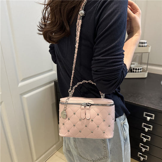 Damen stilvolle Handtasche mit ausgestelltem Design und Kettenverzierung Nord Taschen