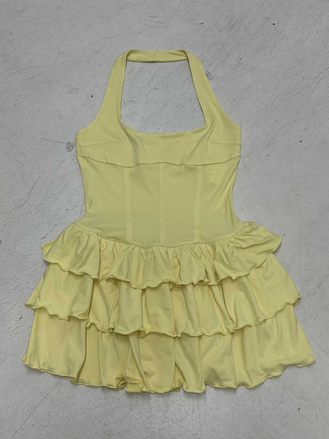 Damen Wickelkleid mit voluminösem Rüschensaum und eleganter Silhouette