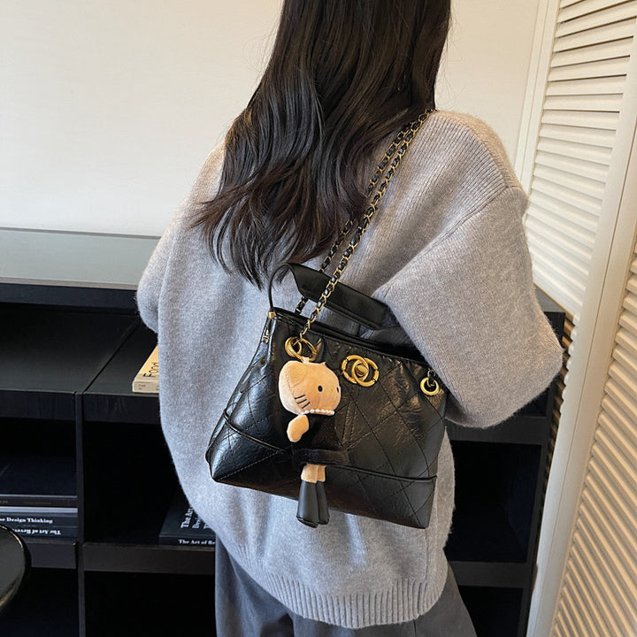 Damen modische Handtasche mit strukturiertem Design und süßem Anhänger Nord Taschen